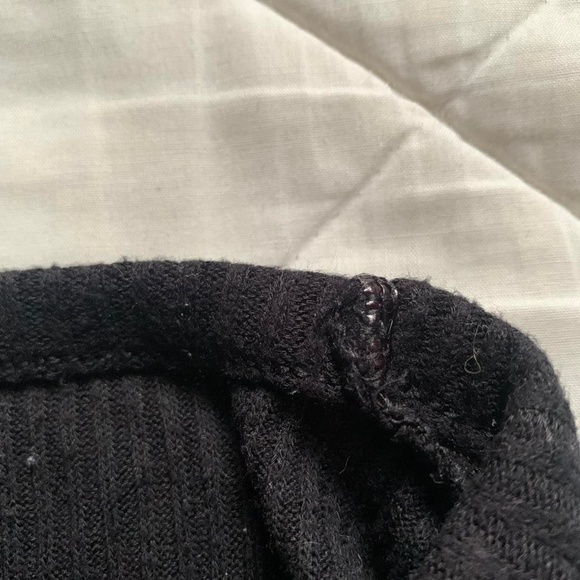 Old Navy women's long sleeved ribbed black shirt, size small, great condition - Picture 3 of 4